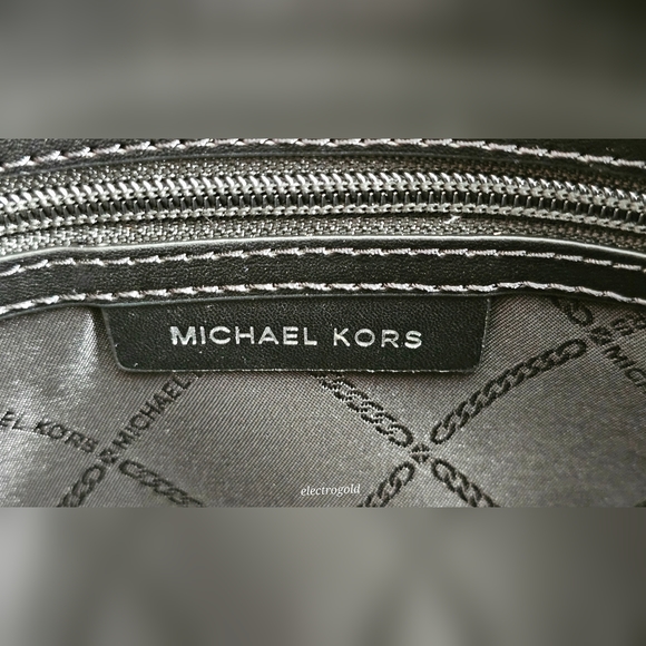 Michael Kors Voyager signature Tote Bag in black - Picture 8 of 11